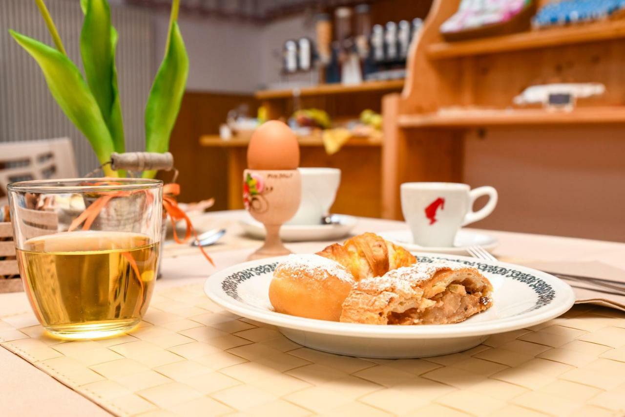Bepy Hotel Garni Giustino ภายนอก รูปภาพ